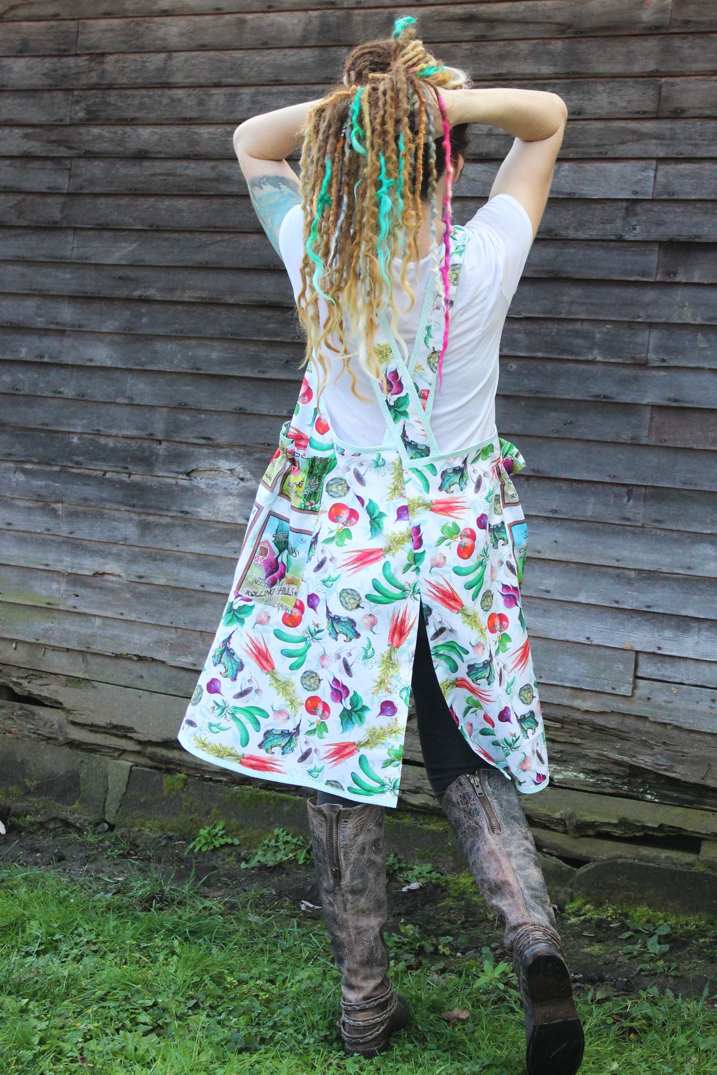 XS-5X No Tie Apron in Veggie Print - Back view