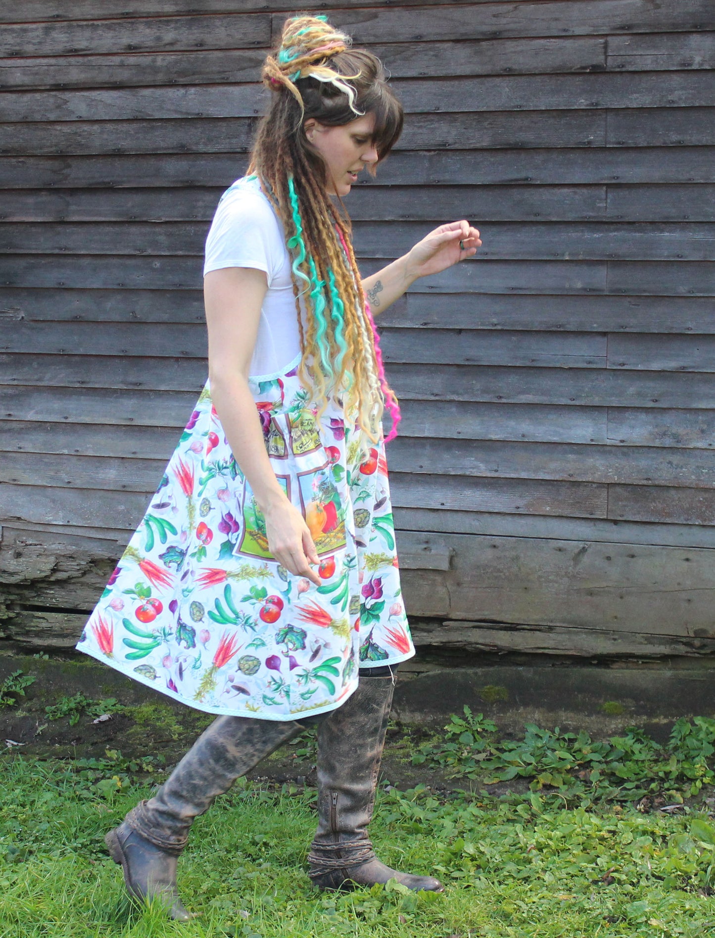 XS-5X No Tie Apron in Veggie Print - Side View