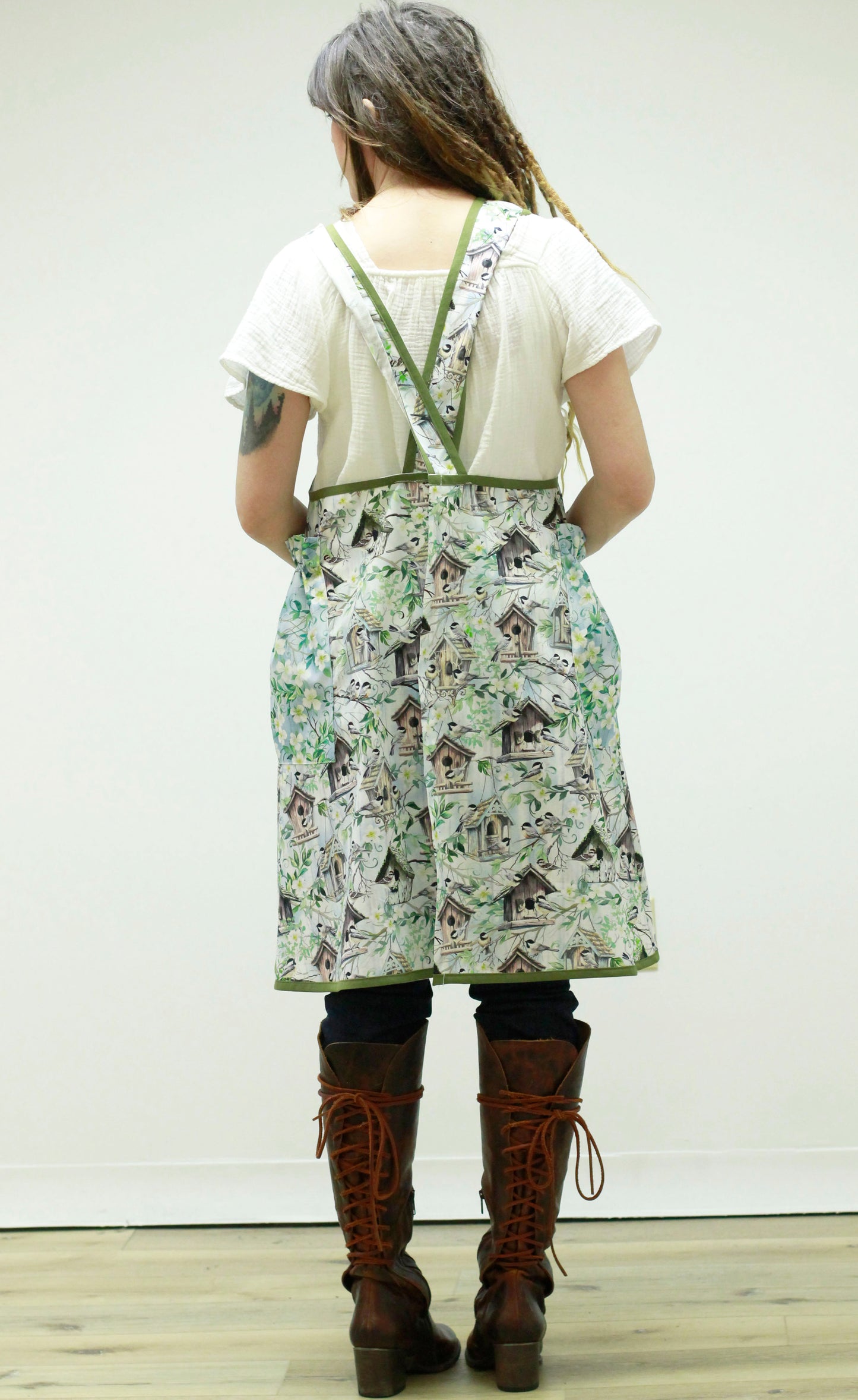 XS-5X No Tie Apron in Birdhouse Print - Back View