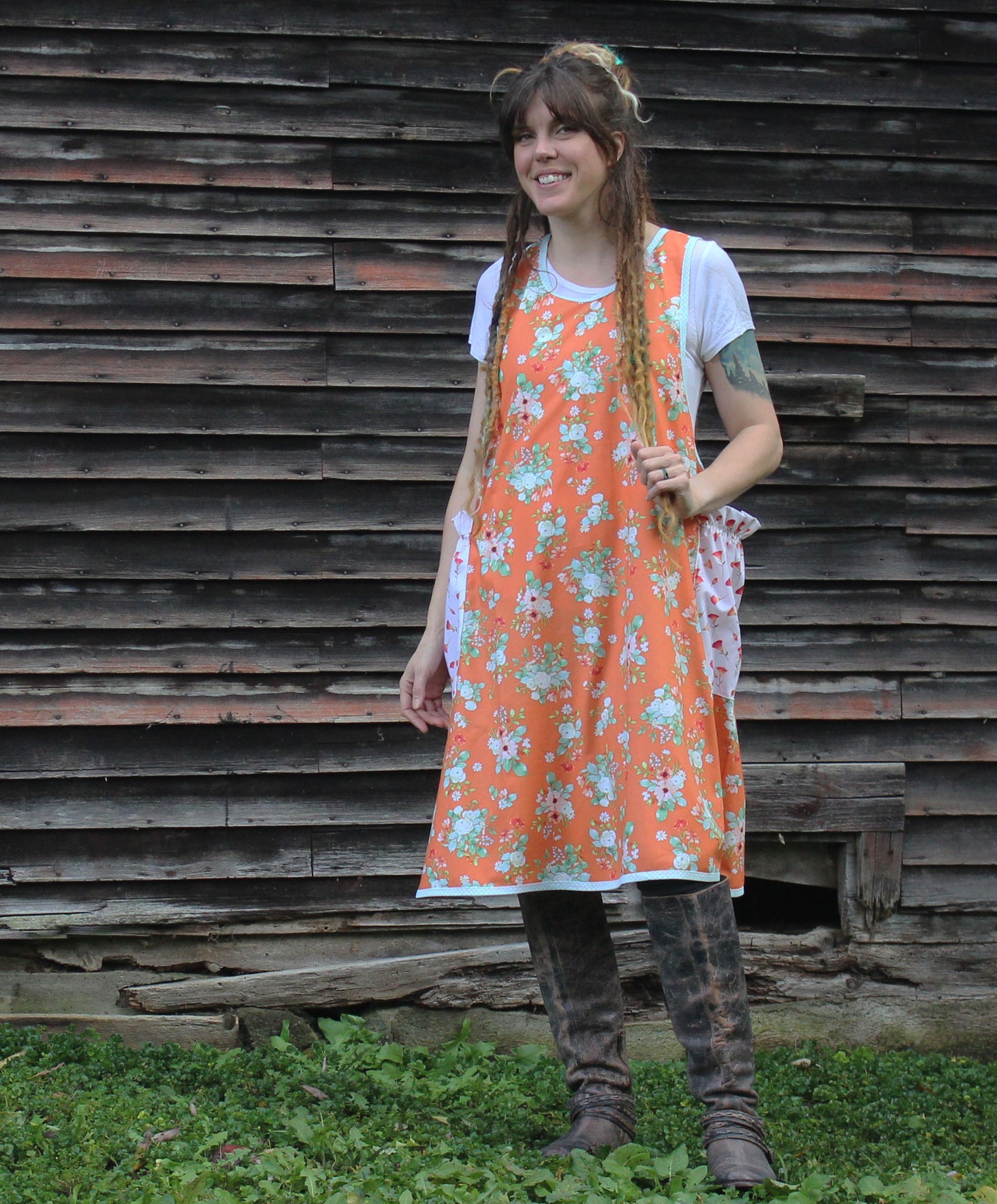 XS-5X No Tie Apron in Orange Floral _ front View 2