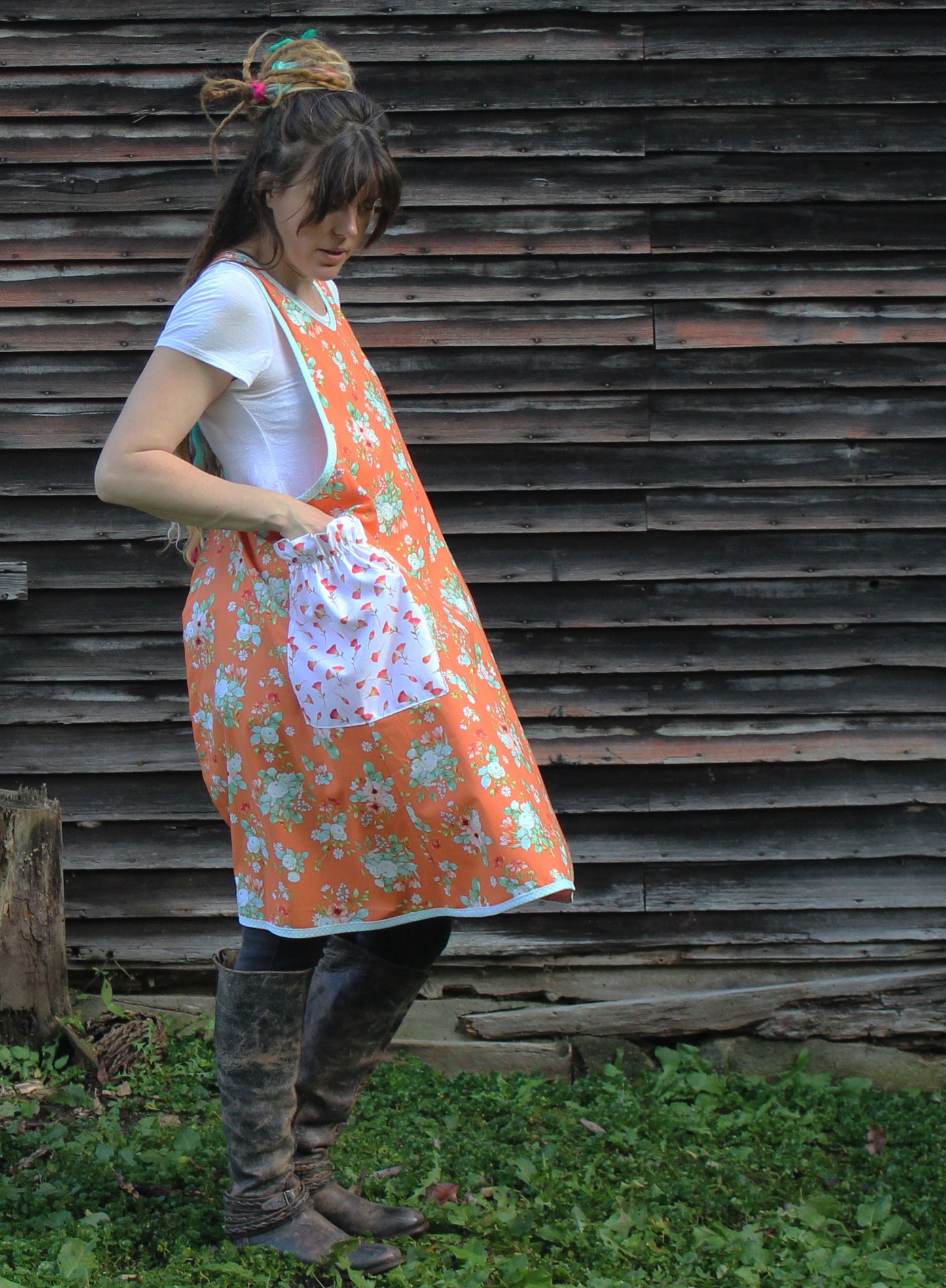 XS-5X No Tie Apron in Orange Floral - Side View