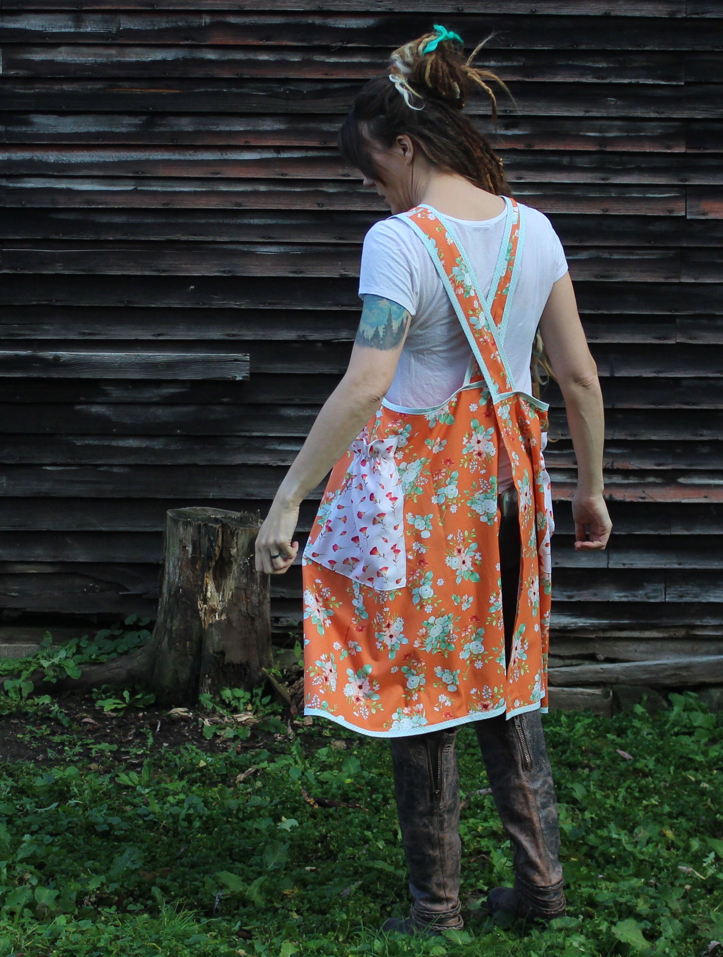 XS-5X No Tie Apron in Orange Floral - Back View