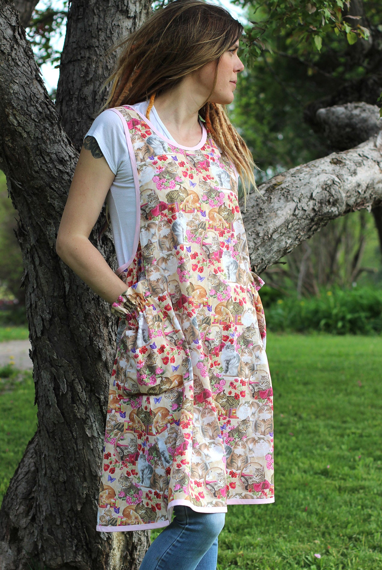 No Tie Apron in Cats and Quilts - Another Front View