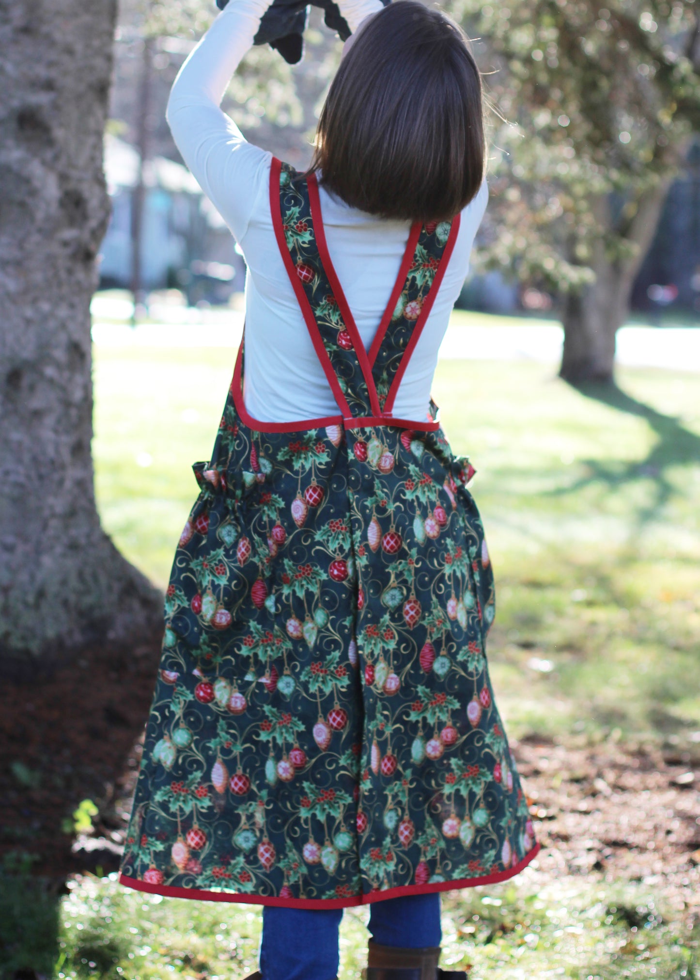 XS-5X No Tie Apron in Christmas Print - No Tie Crossback Apron - BAck View