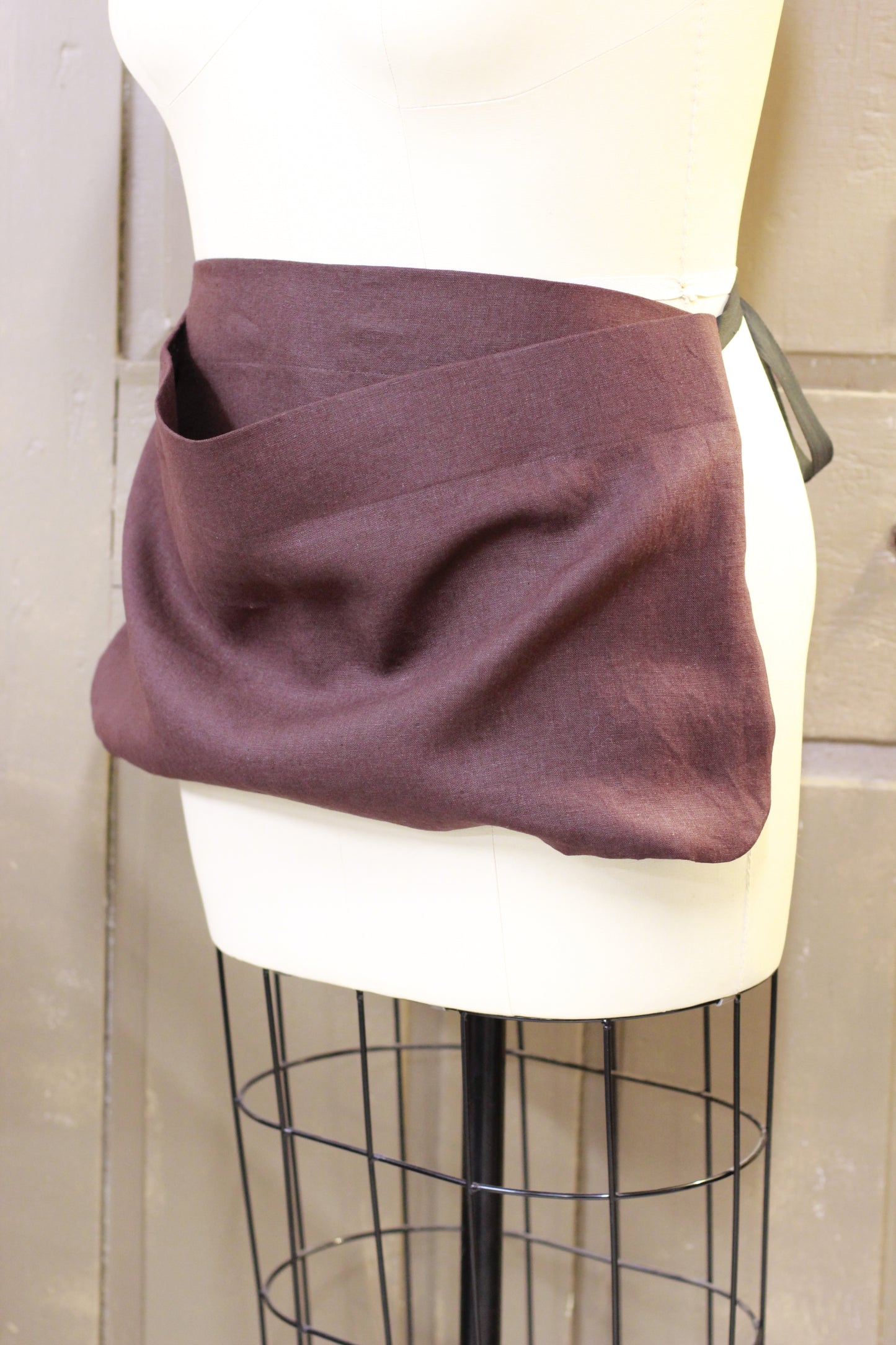 Linen Pouch Apron in Chocolate Linen