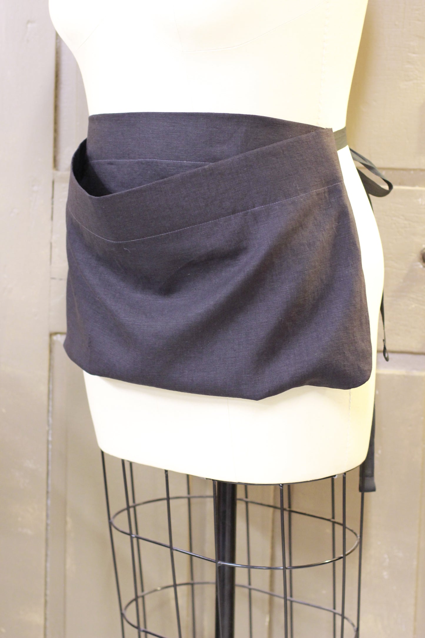 Linen Pouch Apron in Black Linen