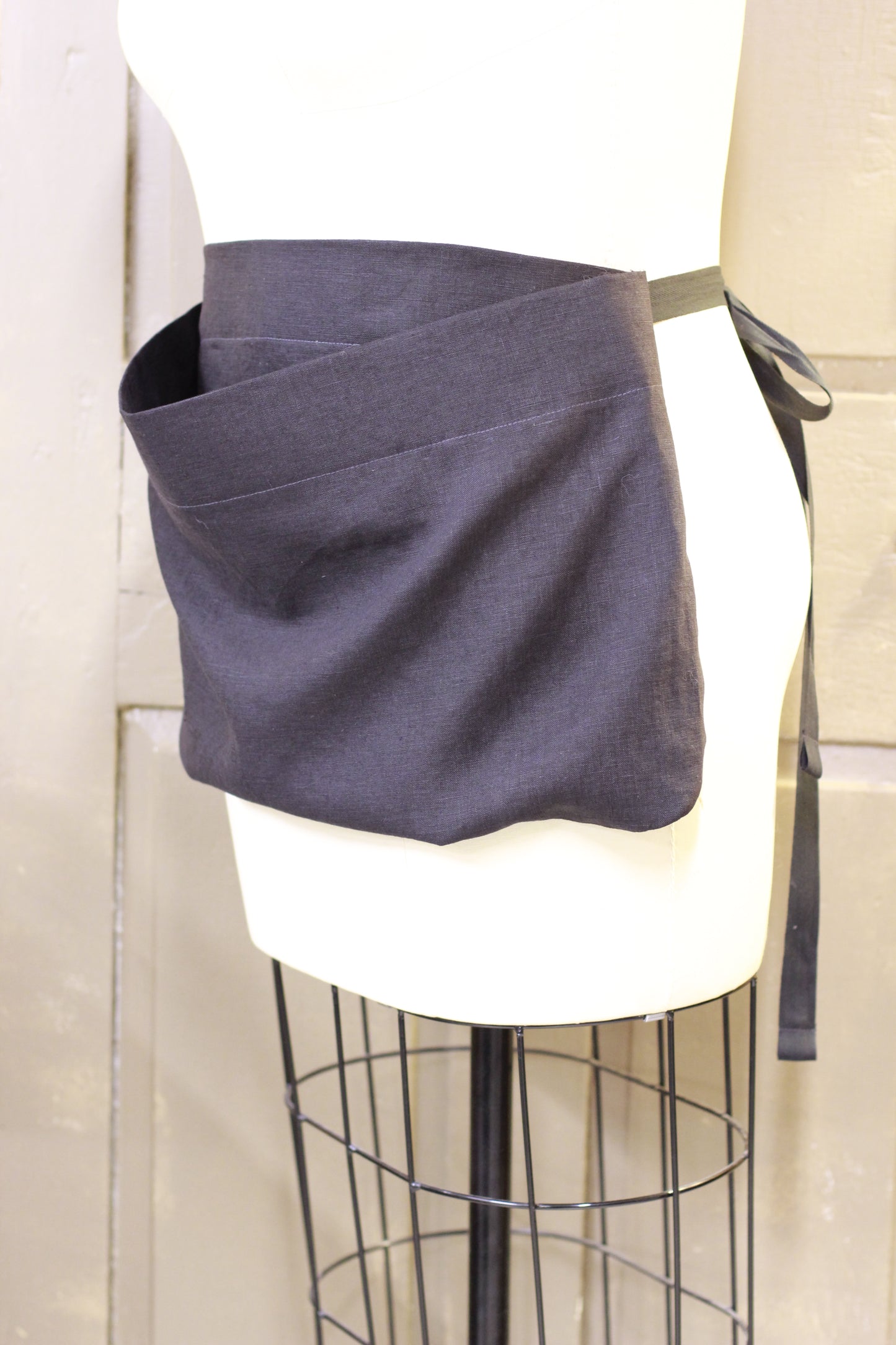 Linen Pouch Apron in Black Linen