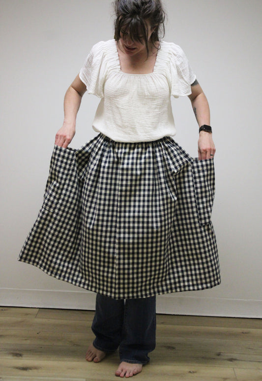 Dirndl Homespun Skirt showing off flat pockets