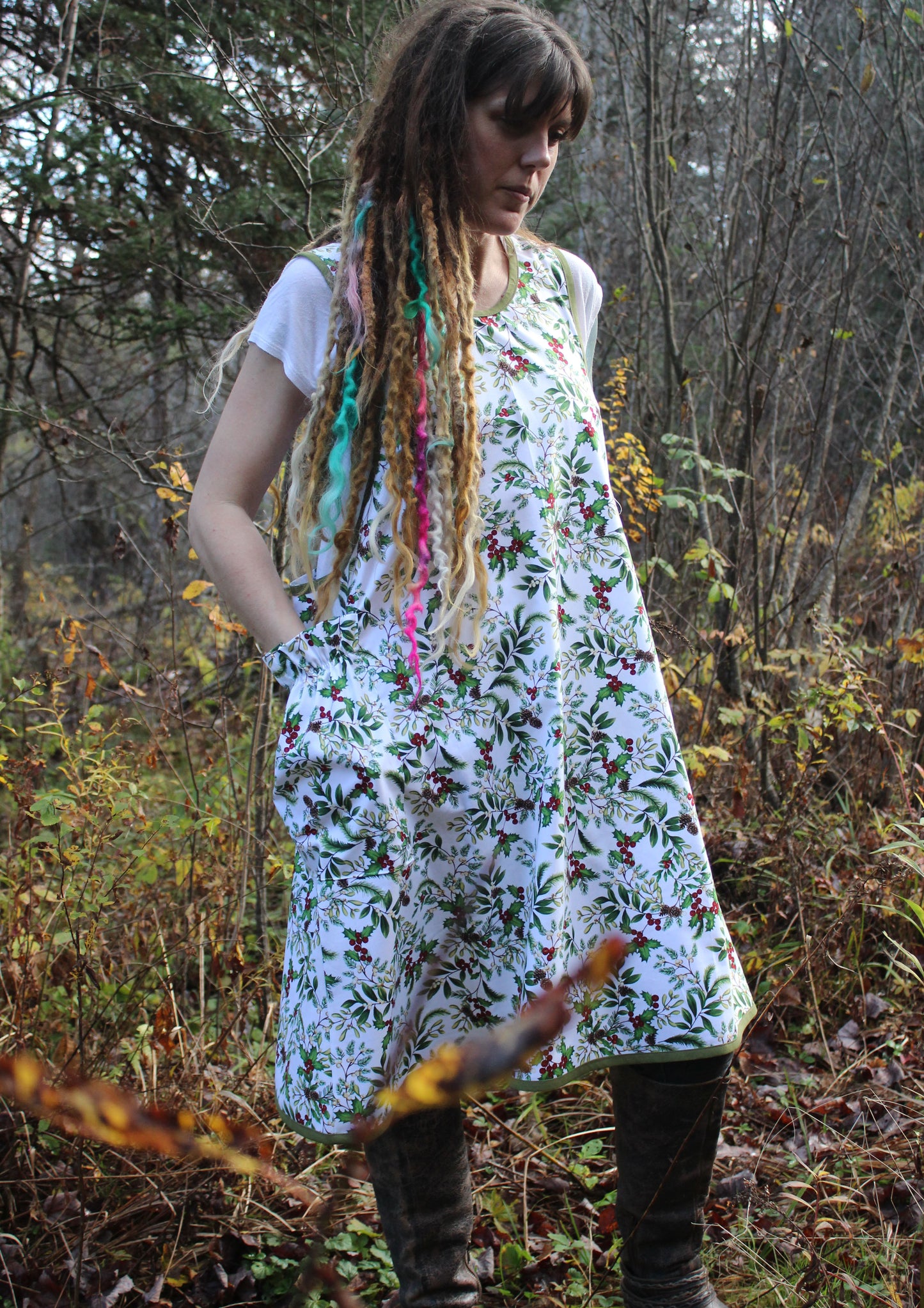 XS-5X No Tie Apron in Christmas Ivy Side View