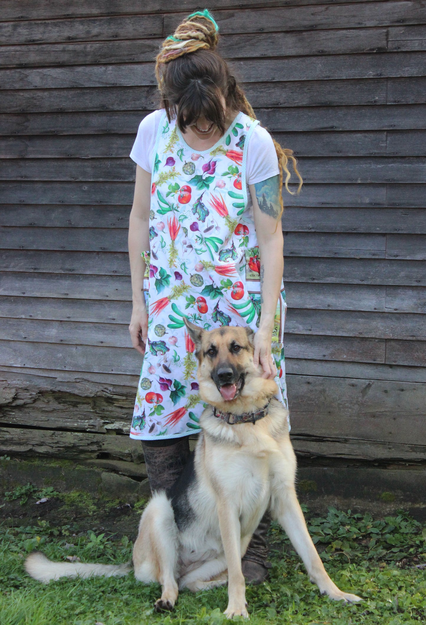 XS-5X No Tie Apron in Veggie Print with dog