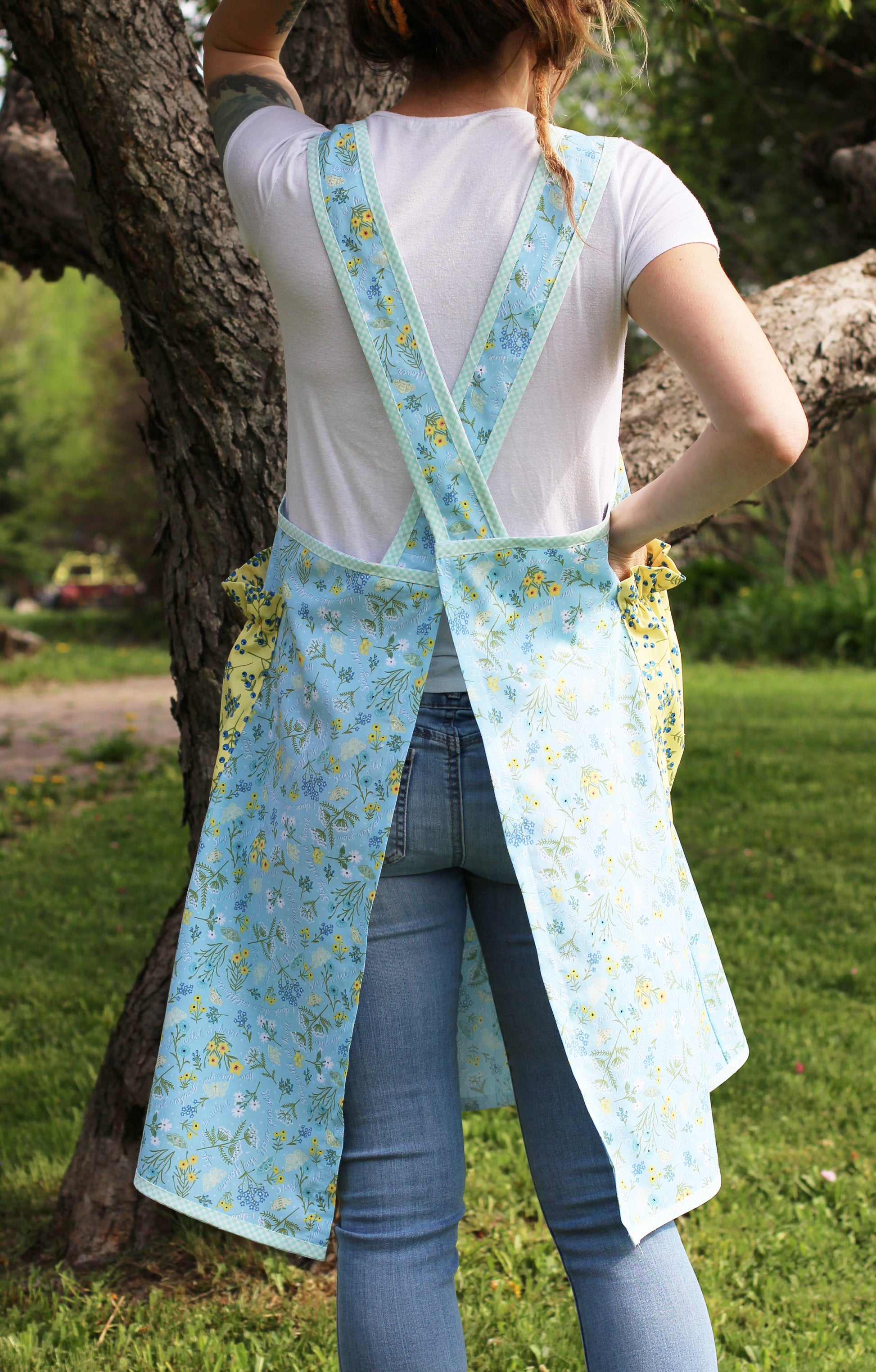 XS-5X No Tie Apron in Blue Floral with Yellow Pockets - No Tie Crossback  Apron –