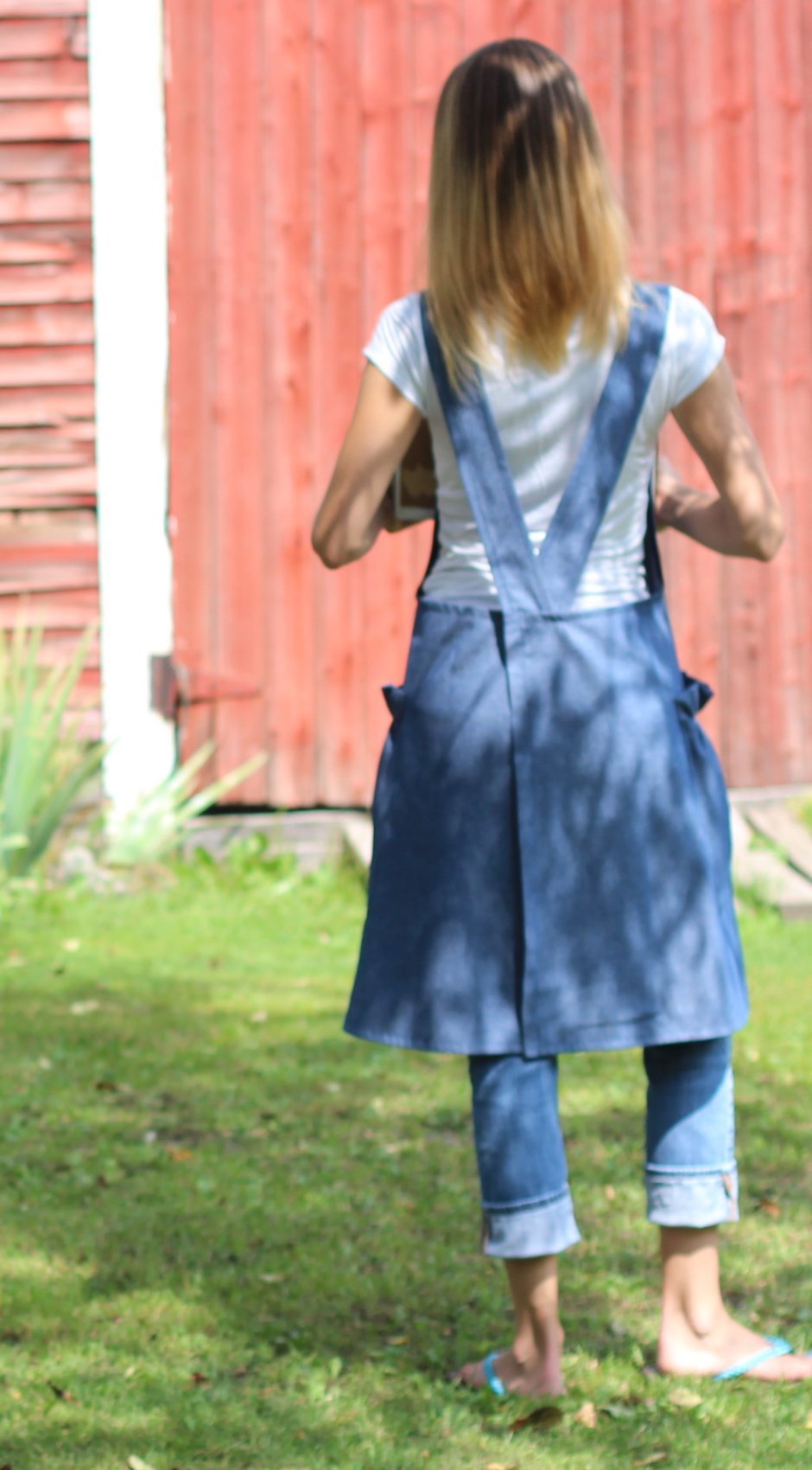 XS-5X No Tie Crossback Apron in Navy Denim, back view