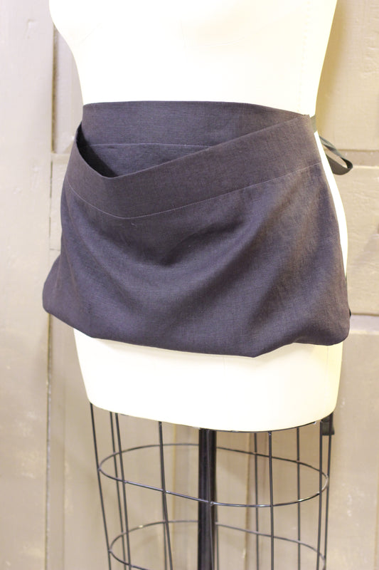 Linen Pouch Apron in Black Linen