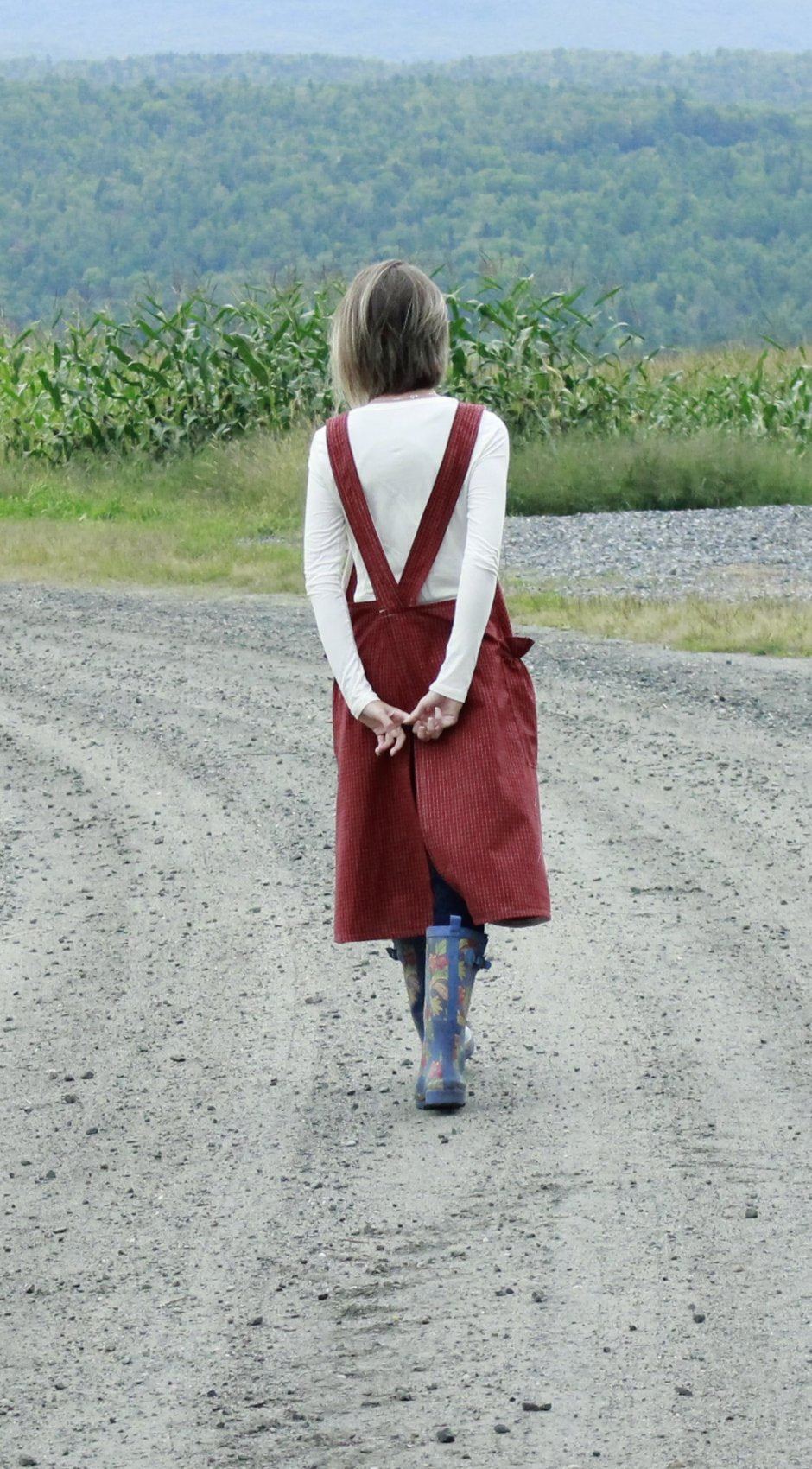 XS-5X No Ties Crossback Apron in Red 100% Cotton Homespun, back view