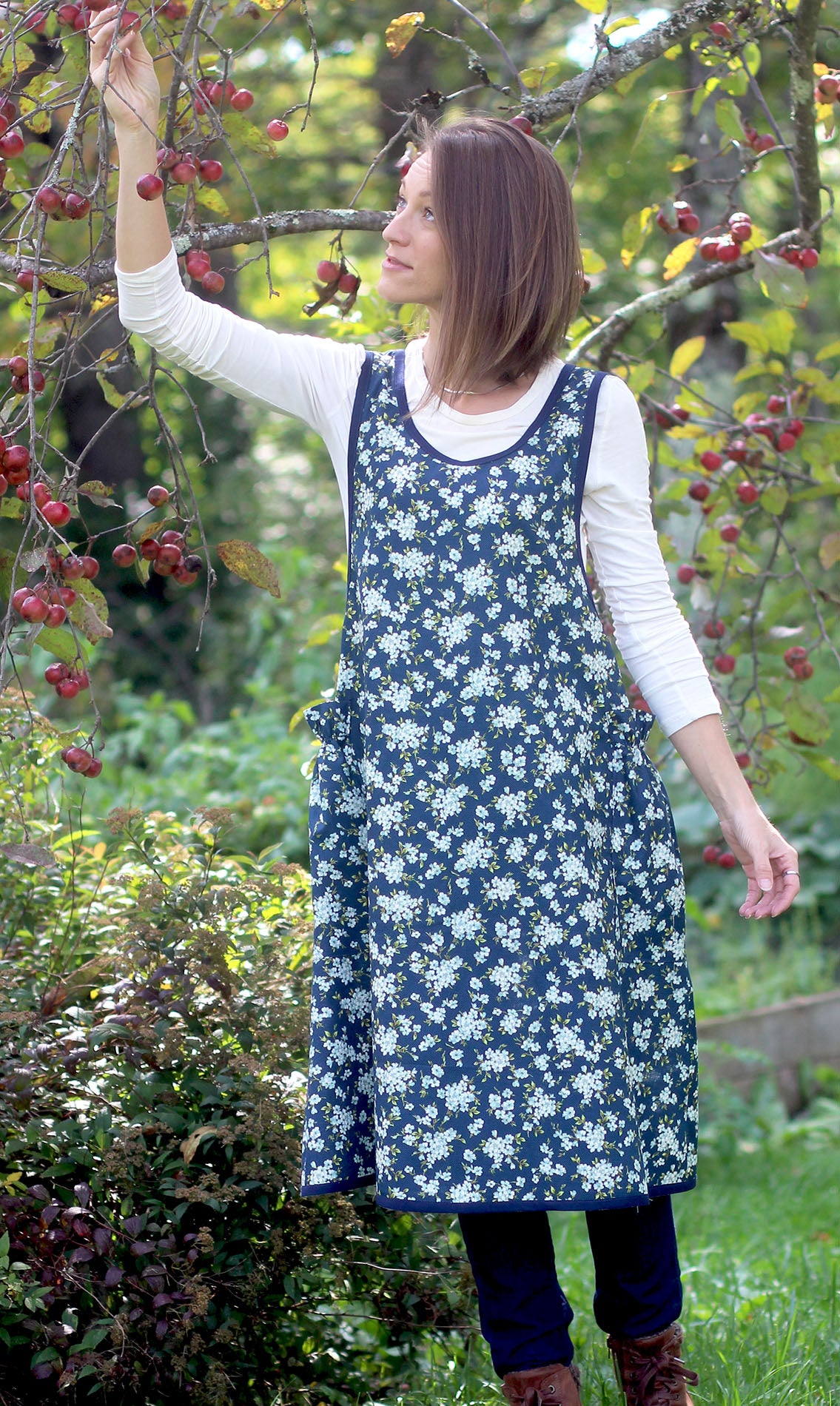 XS-5X Navy Floral - No Tie Crossback Apron - Front View 1