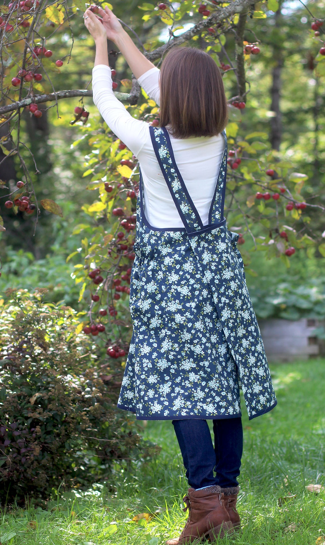 XS-5X Navy Floral - No Tie Crossback Apron - Back View