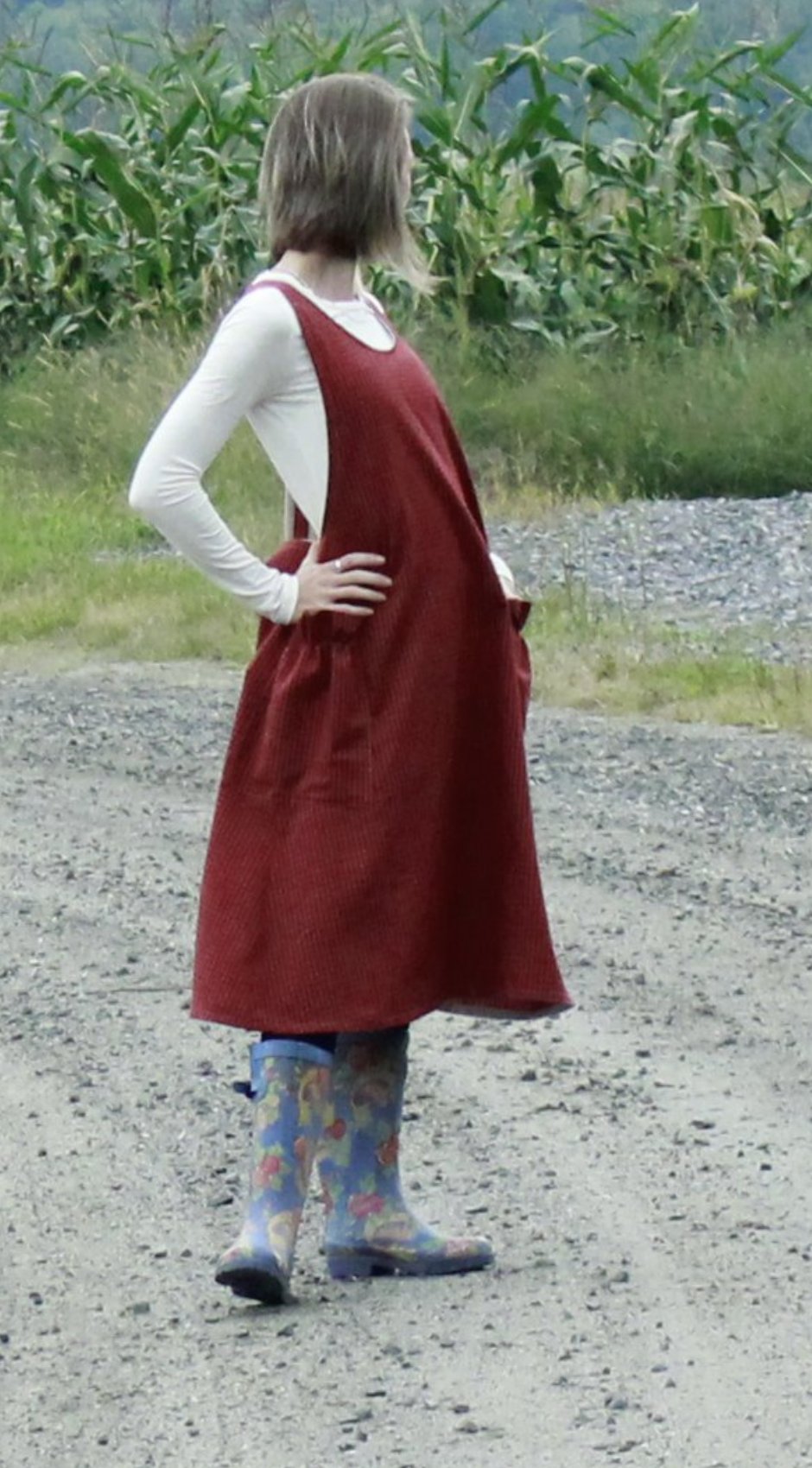 XS-5X No Ties Crossback Apron in Red 100% Cotton Homespun, side view
