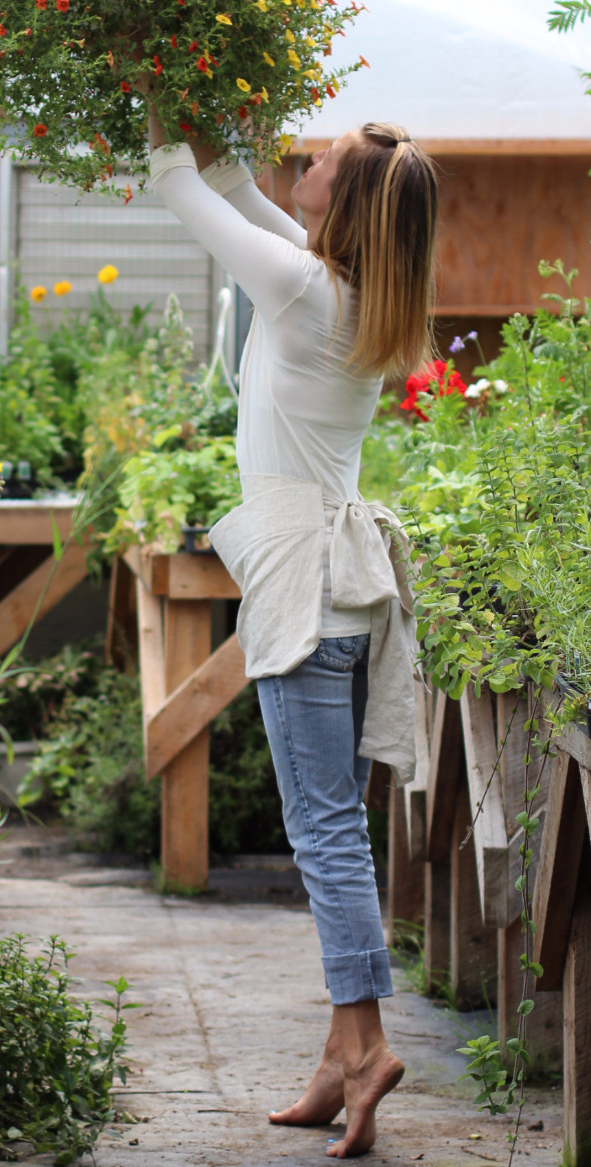 Pouch Apron in 100% Flax Linen. side view